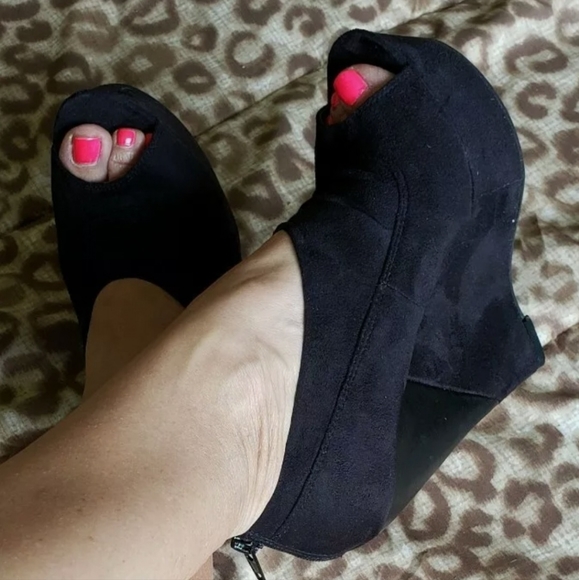 Love Culture Black Open-Toe Wedge Heels Size 7 - Picture 2 of 9